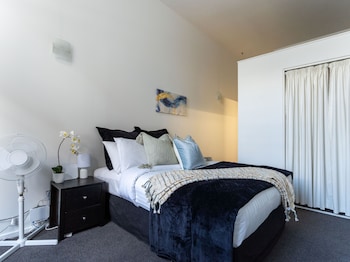 lovely urban studio plus loft off queen street