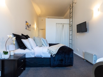 lovely urban studio plus loft off queen street