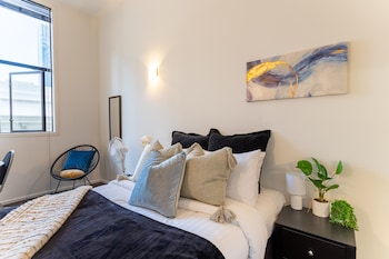 lovely urban studio plus loft off queen street