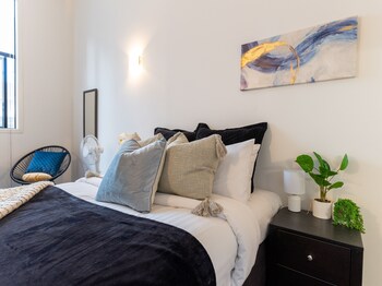 lovely urban studio plus loft off queen street