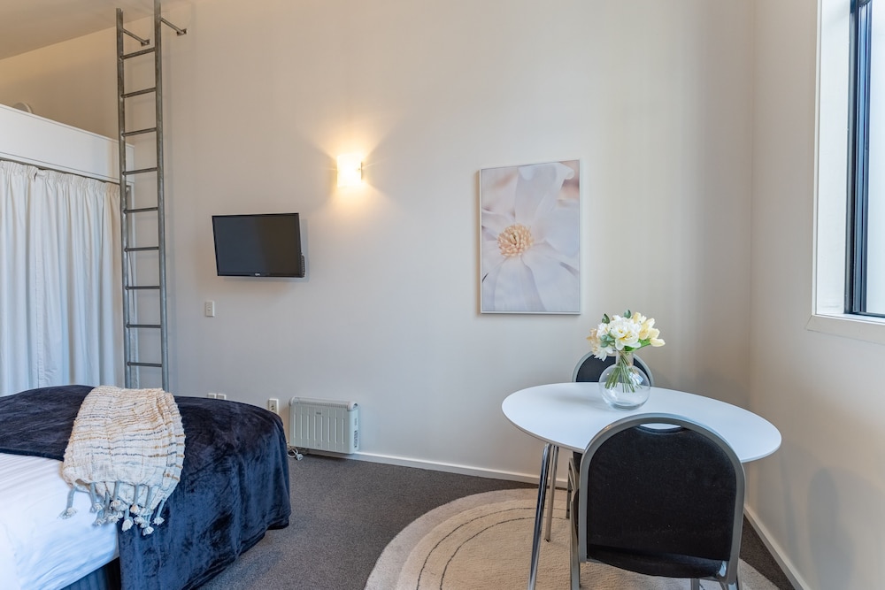 lovely urban studio plus loft off queen street