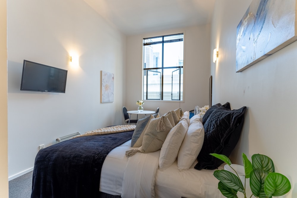 lovely urban studio plus loft off queen street
