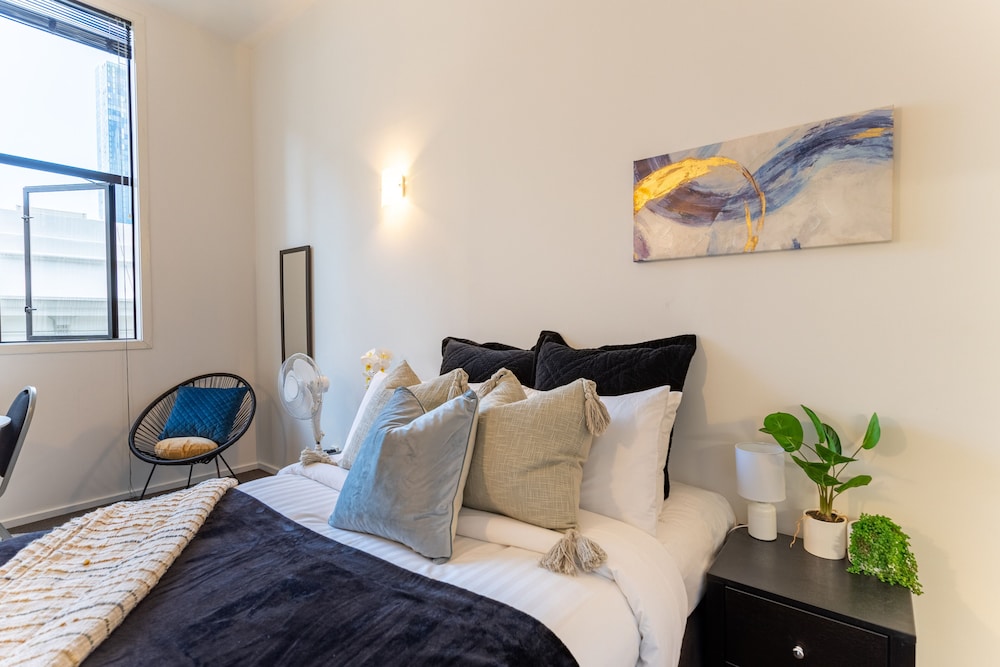 lovely urban studio plus loft off queen street