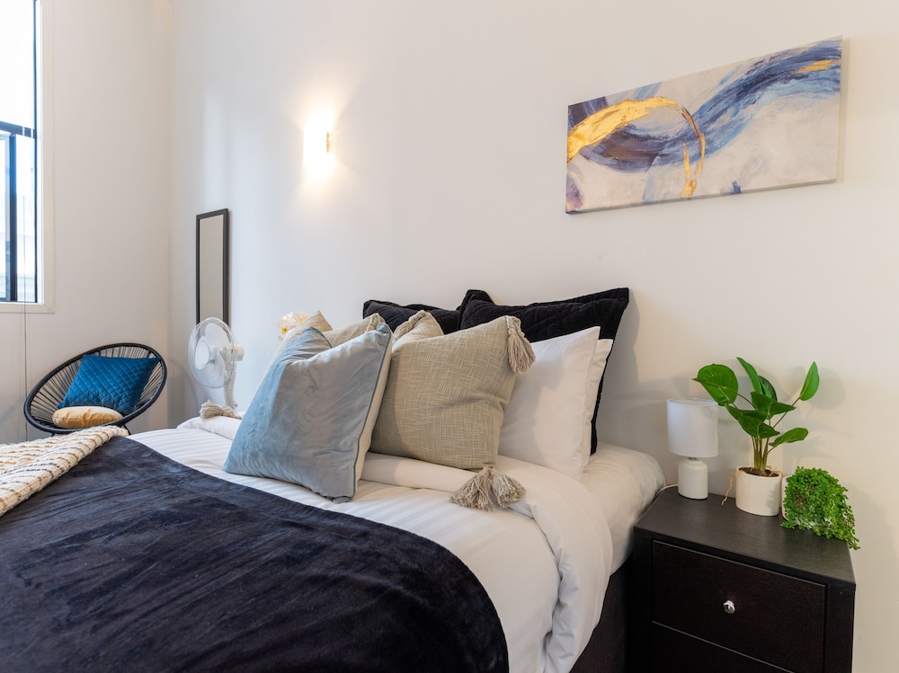 lovely urban studio plus loft off queen street