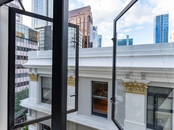 lovely urban studio plus loft off queen street