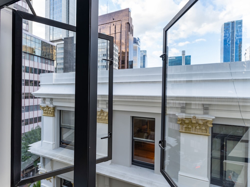 lovely urban studio plus loft off queen street