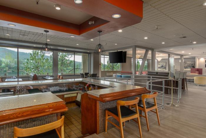 red lion hotel templins on the river