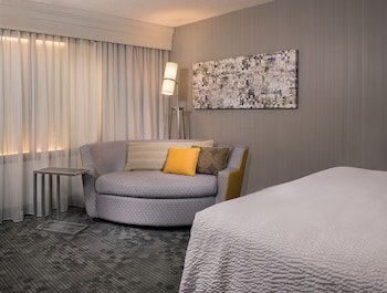 courtyard by marriott lansing