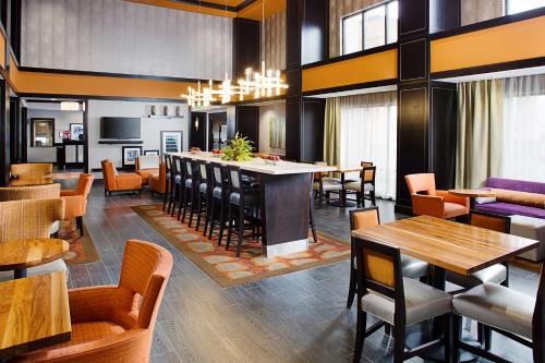 hampton inn and suites lansing west