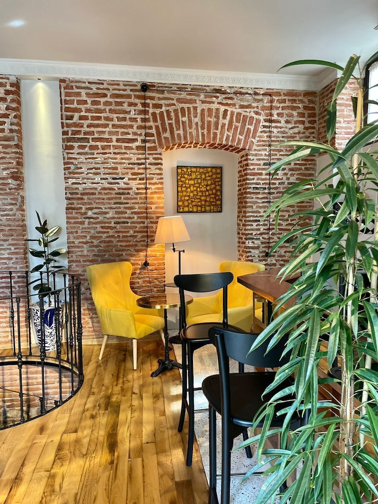 artisan boutique hotel and gallery