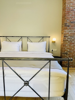 artisan boutique hotel and gallery