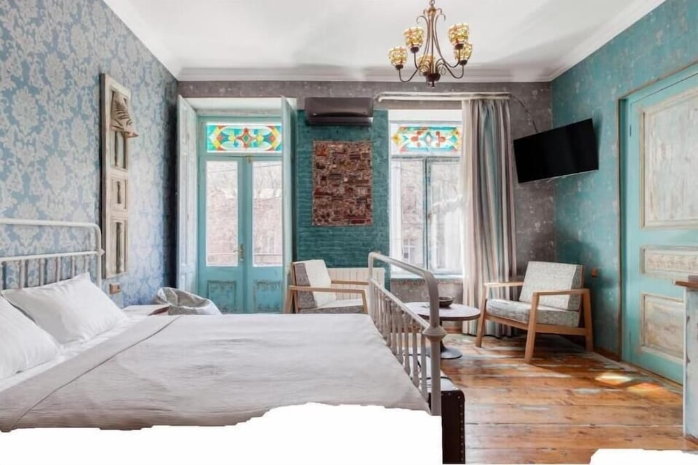 artisan boutique hotel and gallery