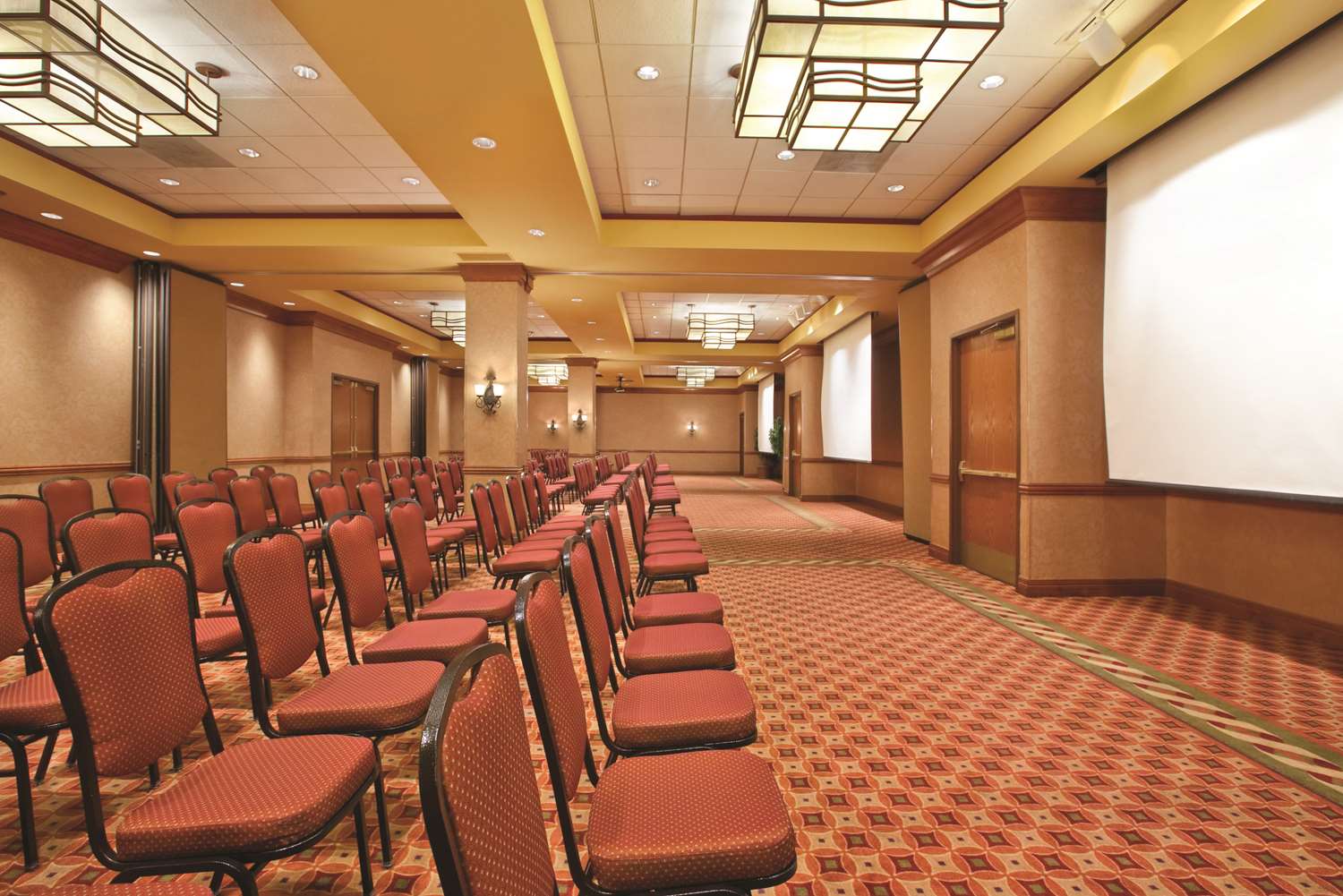 embassy suites by hilton at hot springs convention center