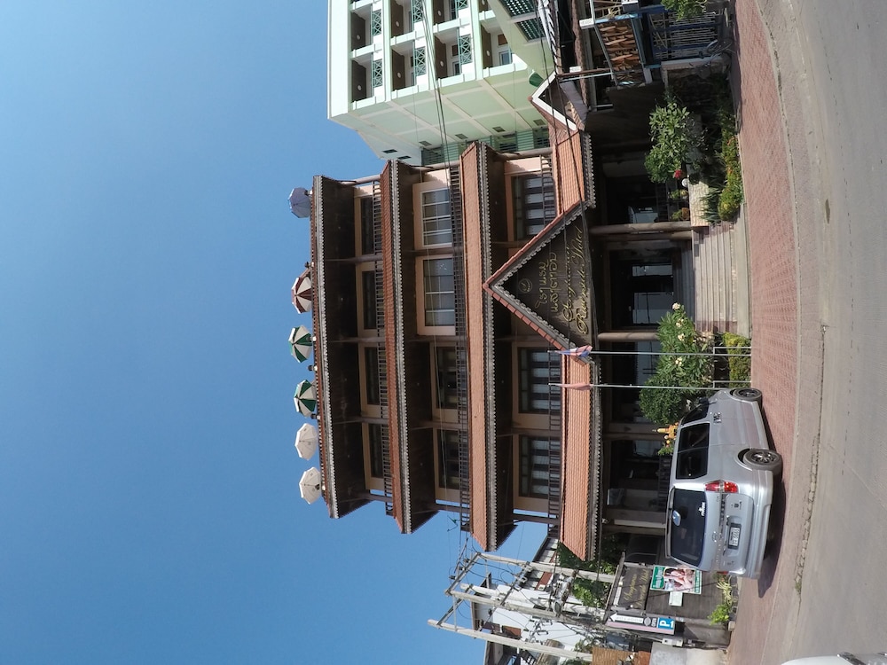 sengtawan riverside hotel