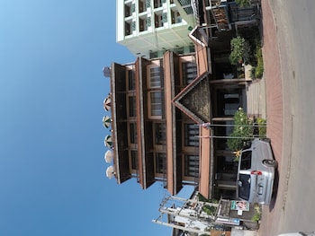 sengtawan riverside hotel