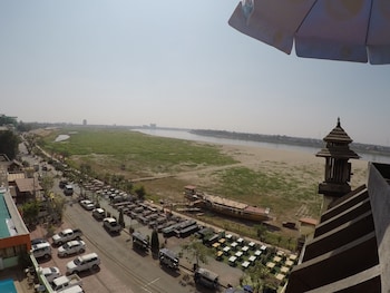 sengtawan riverside hotel