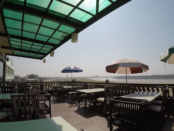 sengtawan riverside hotel