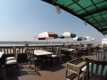 sengtawan riverside hotel