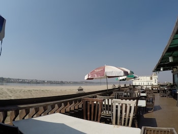 sengtawan riverside hotel