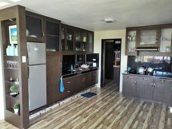 tagaytay rotunda staycation