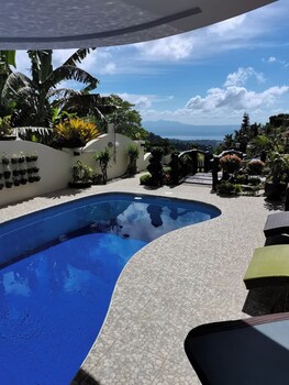 tagaytay rotunda staycation