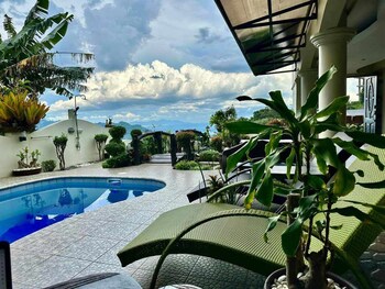 tagaytay rotunda staycation