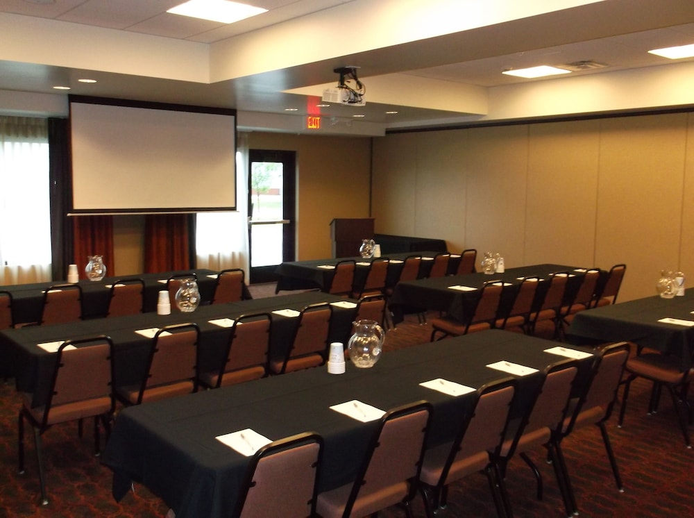 hampton inn and suites grand forks