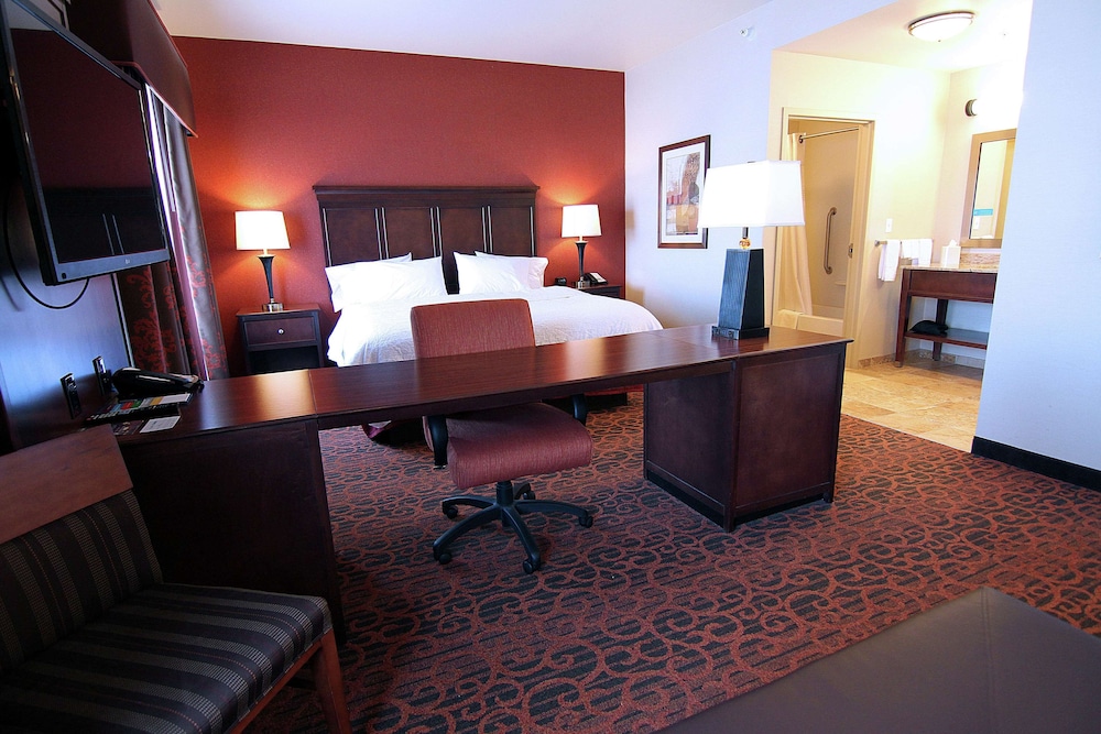 hampton inn and suites grand forks