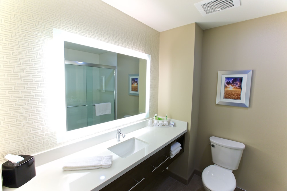 holiday inn express fargo sw i 94 45th st