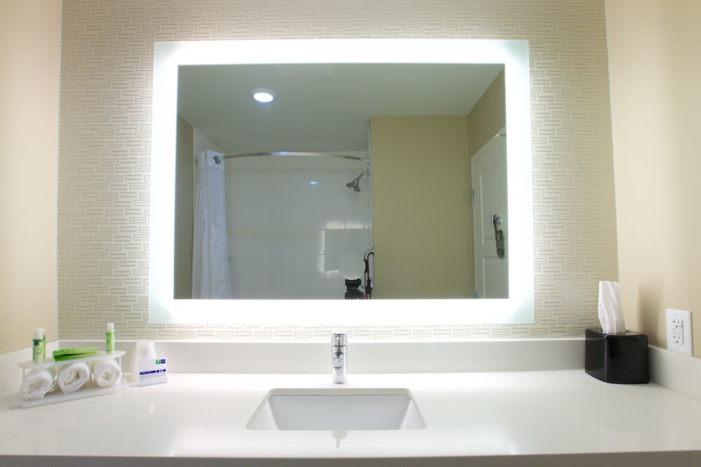 holiday inn express fargo sw i 94 45th st