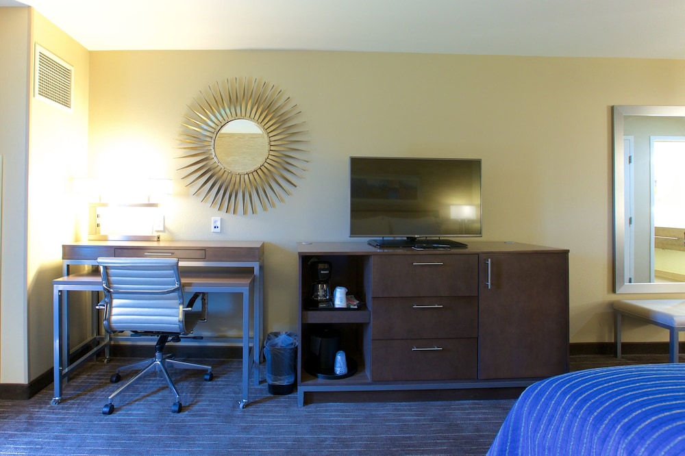 holiday inn express fargo sw i 94 45th st