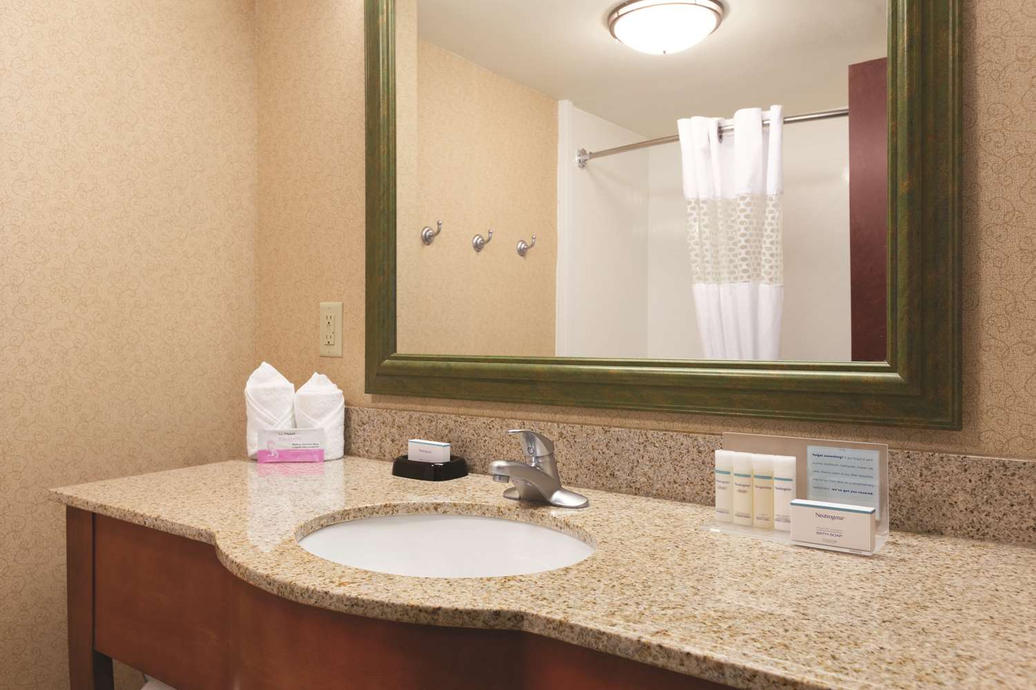 hampton inn and suites greenfield