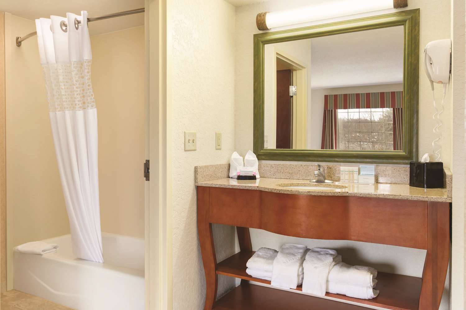 hampton inn and suites greenfield