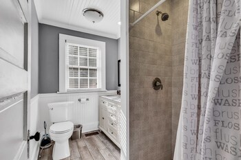 entire home bright and modern close to everything