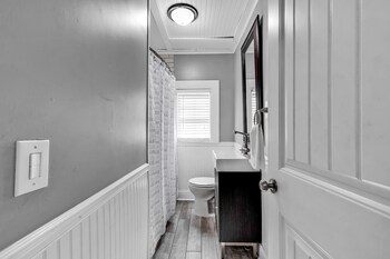 entire home bright and modern close to everything