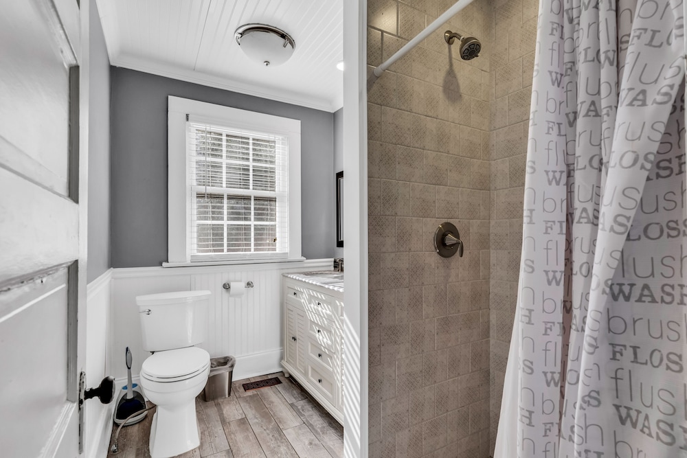 entire home bright and modern close to everything