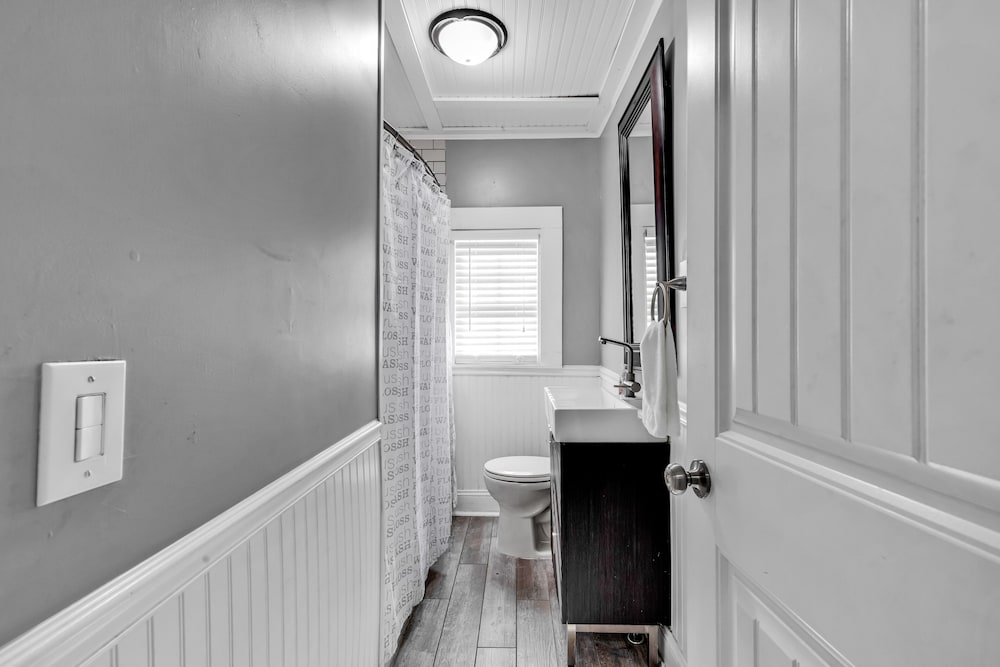 entire home bright and modern close to everything