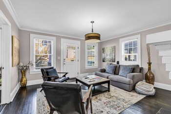 entire home bright and modern close to everything