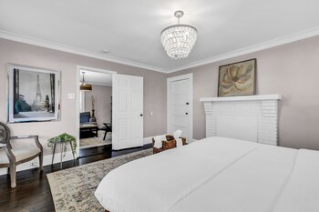 entire home bright and modern close to everything