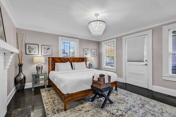 entire home bright and modern close to everything