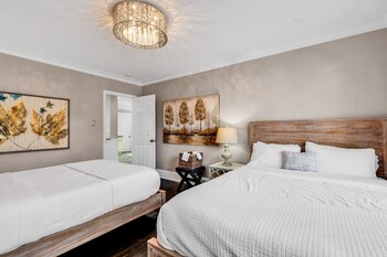 entire home bright and modern close to everything