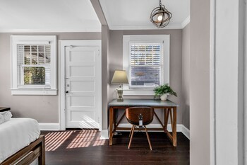 entire home bright and modern close to everything