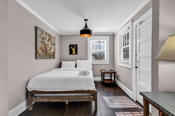 entire home bright and modern close to everything