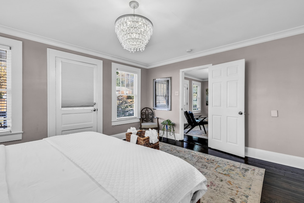 entire home bright and modern close to everything