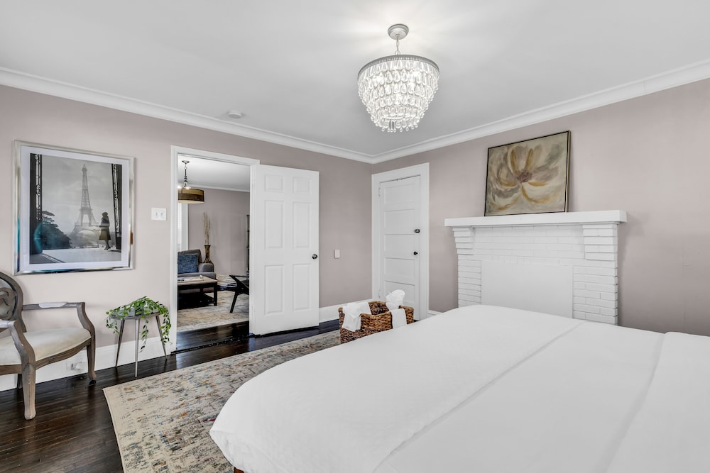 entire home bright and modern close to everything