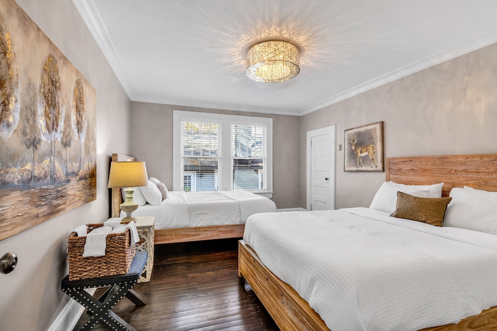 entire home bright and modern close to everything