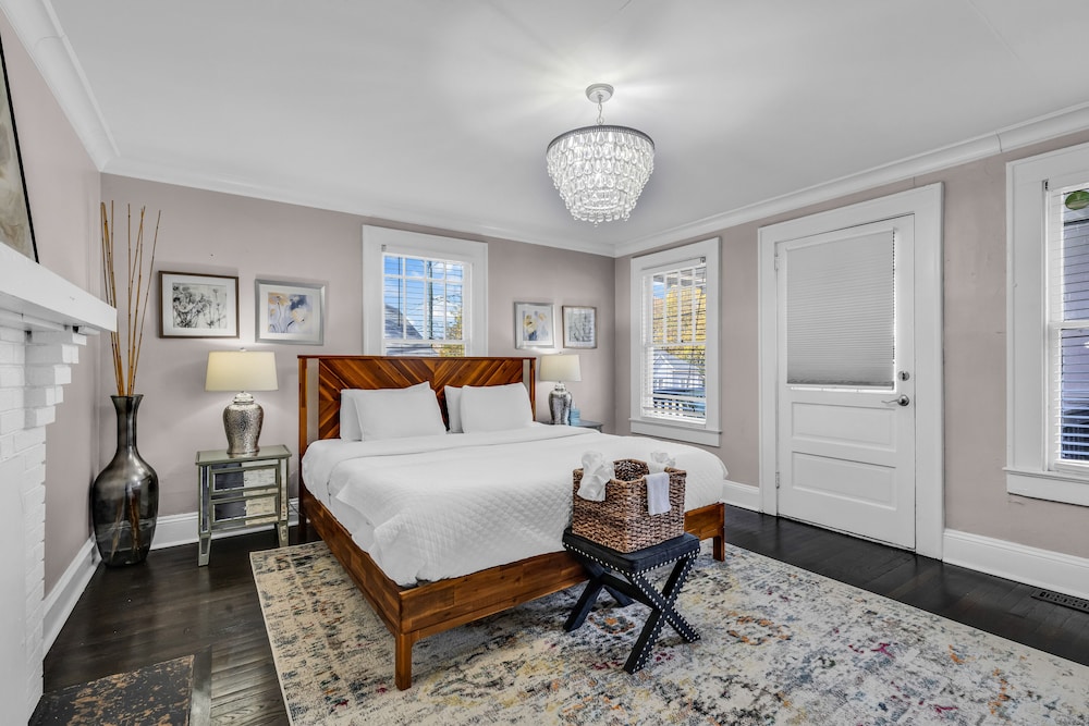 entire home bright and modern close to everything