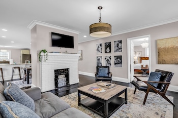 entire home bright and modern close to everything