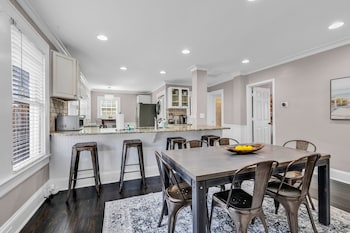 entire home bright and modern close to everything