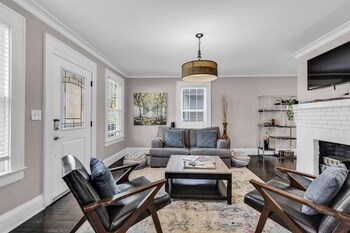 entire home bright and modern close to everything